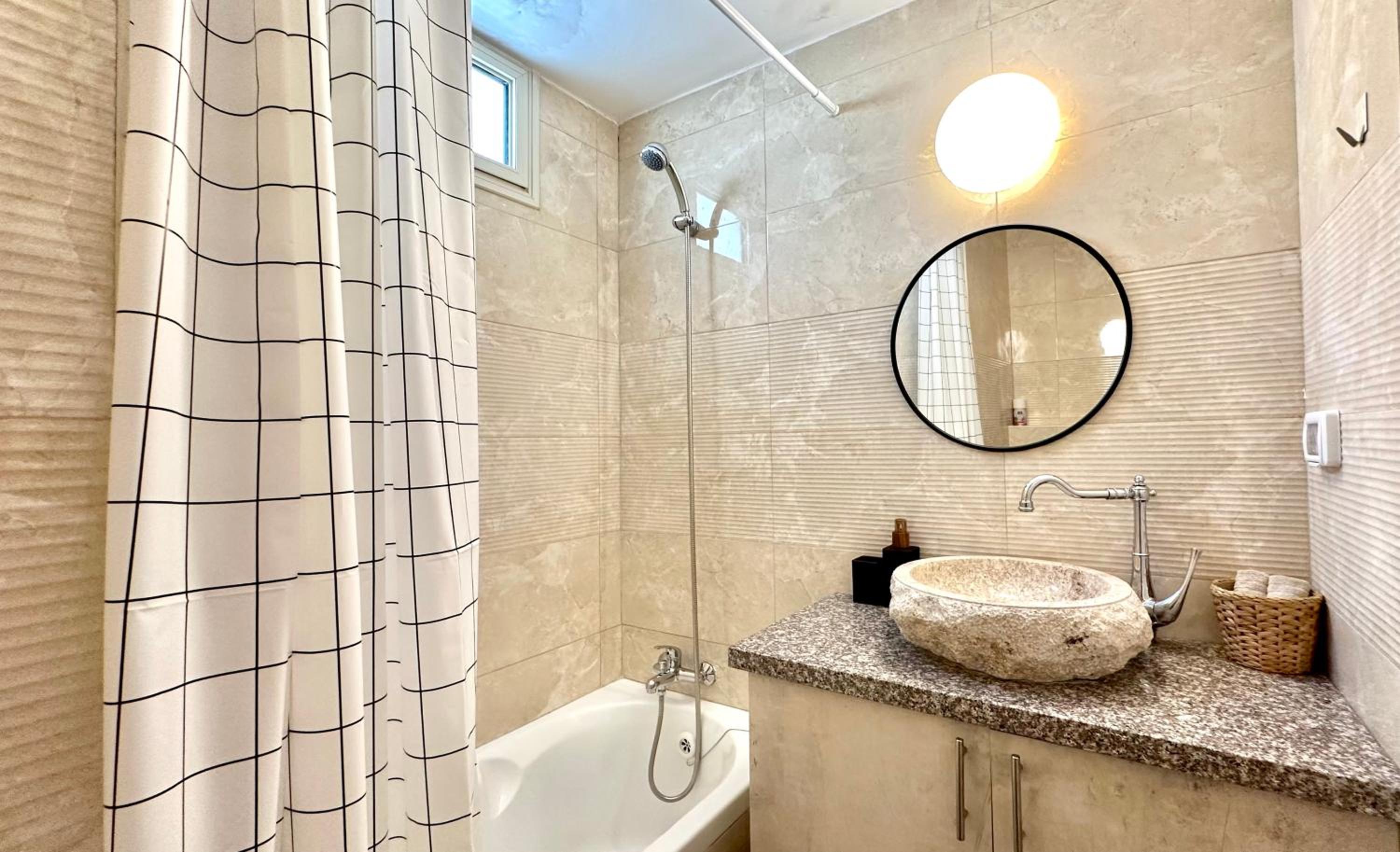 Beautiful apartment with a balcony in downtown view 5