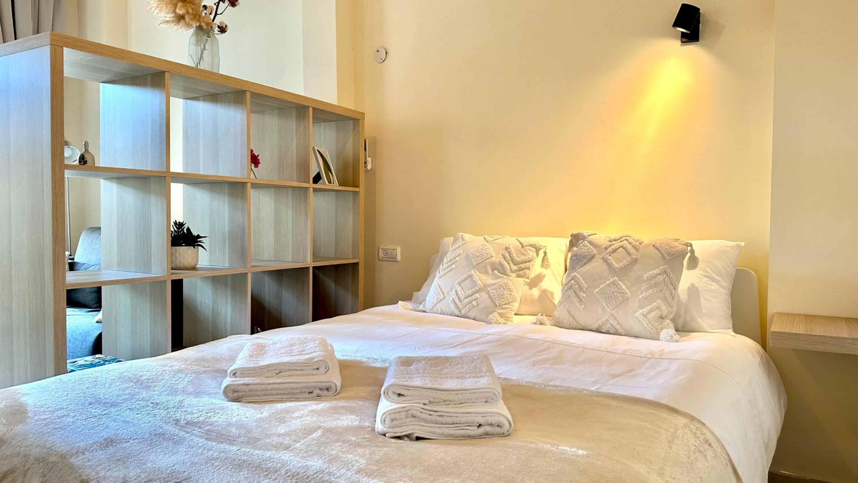Beautiful apartment with a balcony in downtown view 3