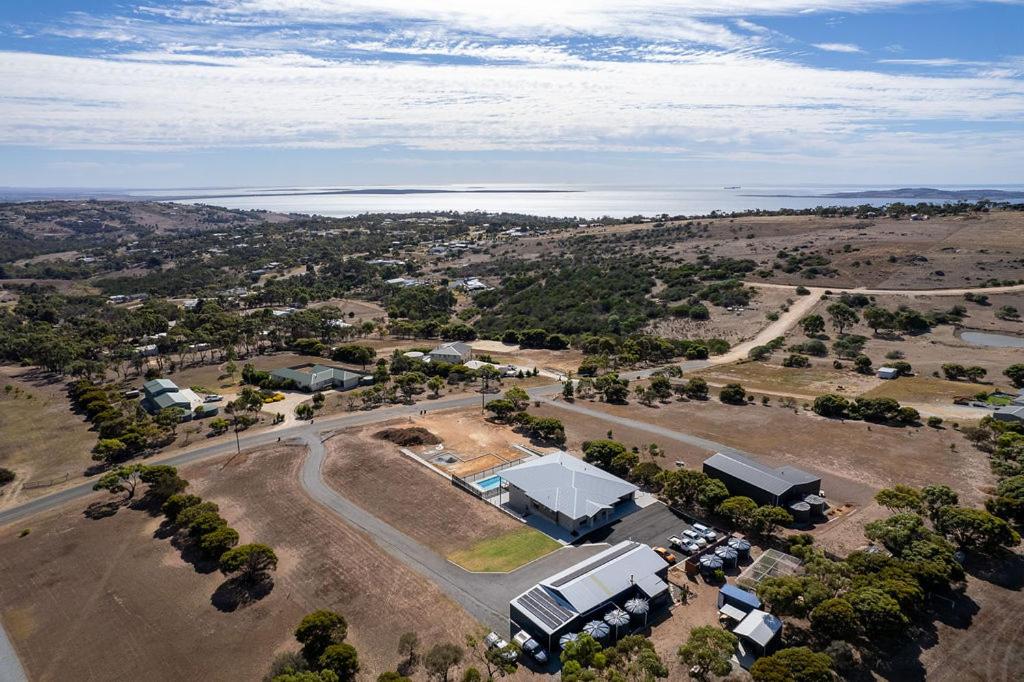 The Lux Country Retreat - large swimming pool - immaculate views and stylish comfort!