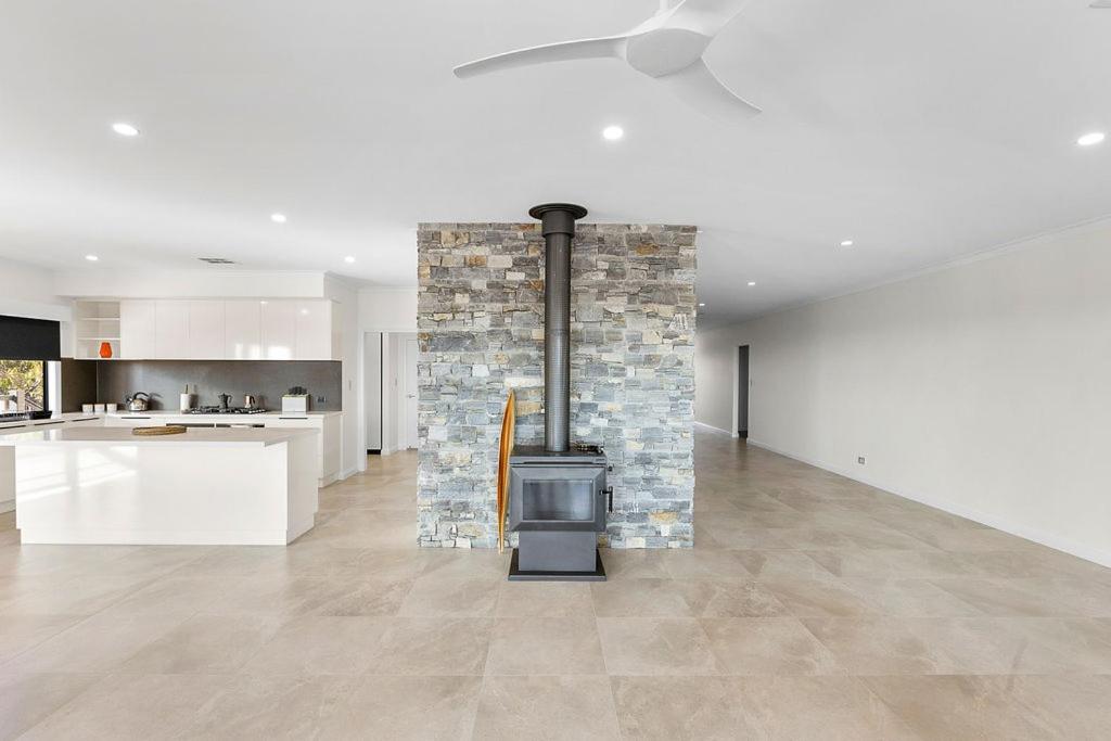 The Lux Country Retreat - large swimming pool - immaculate views and stylish comfort!