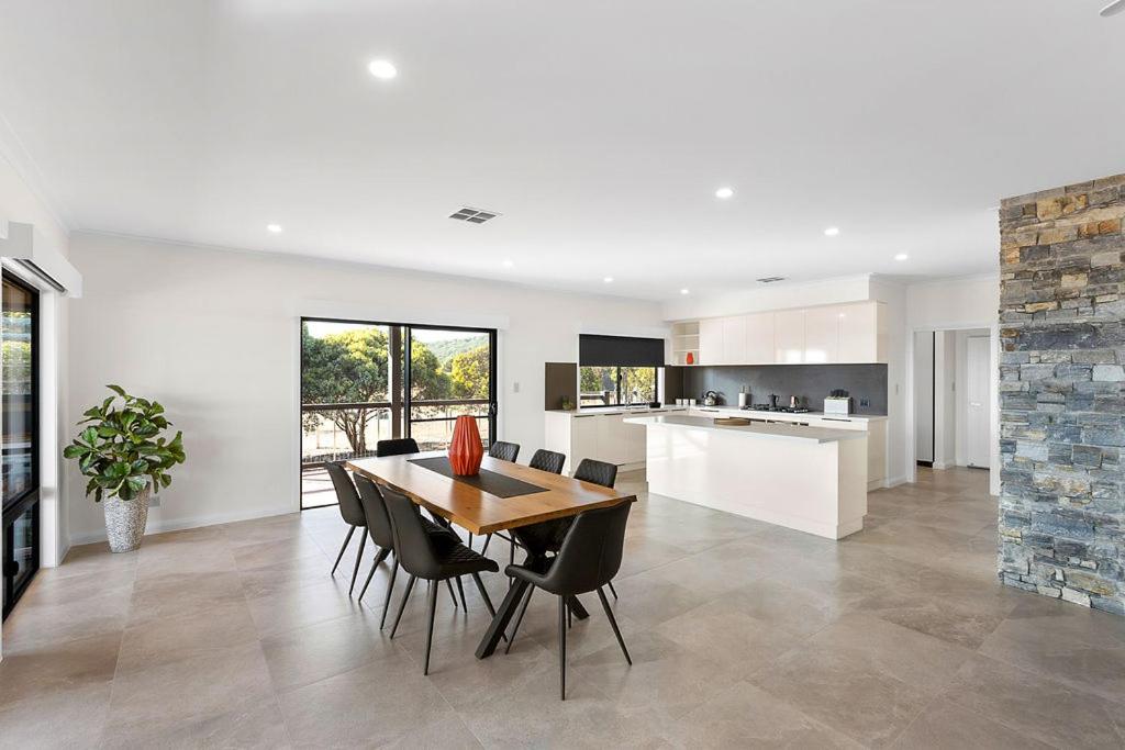The Lux Country Retreat - large swimming pool - immaculate views and stylish comfort!