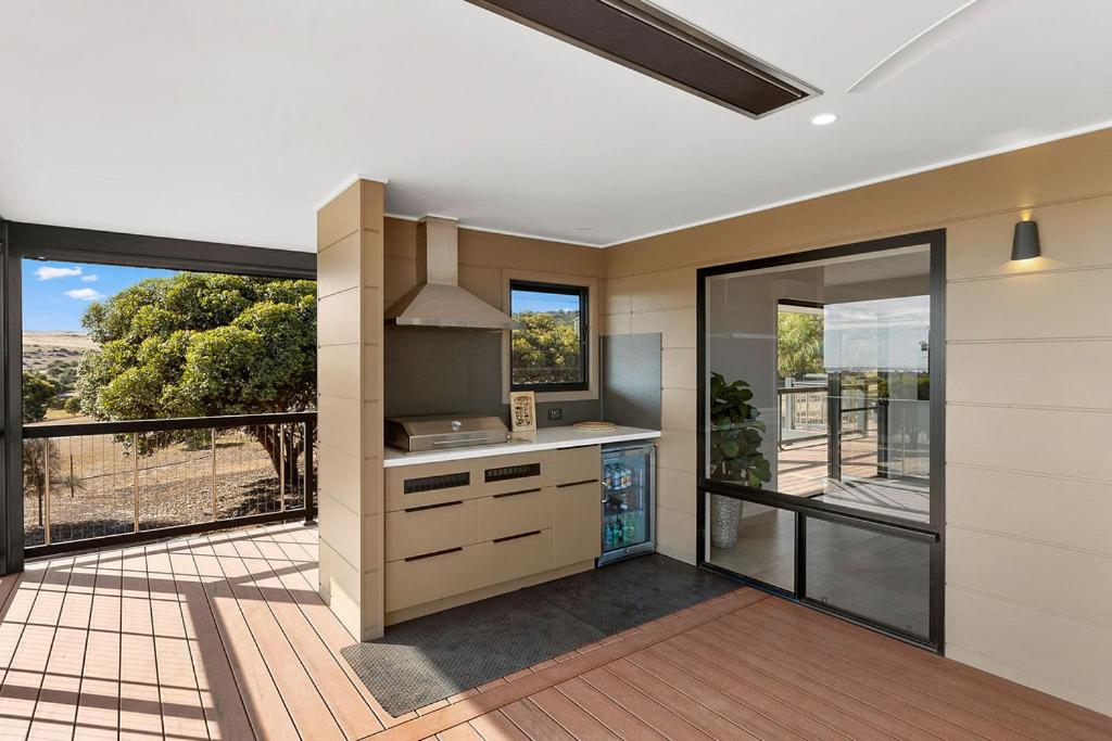 The Lux Country Retreat - large swimming pool - immaculate views and stylish comfort!