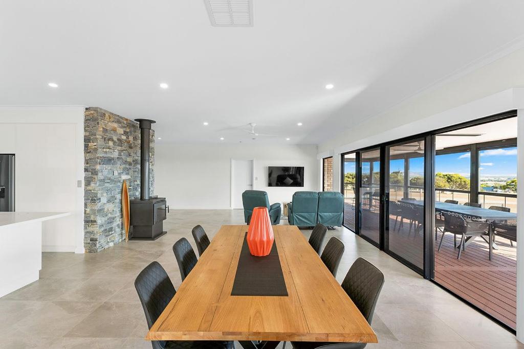 The Lux Country Retreat - large swimming pool - immaculate views and stylish comfort!