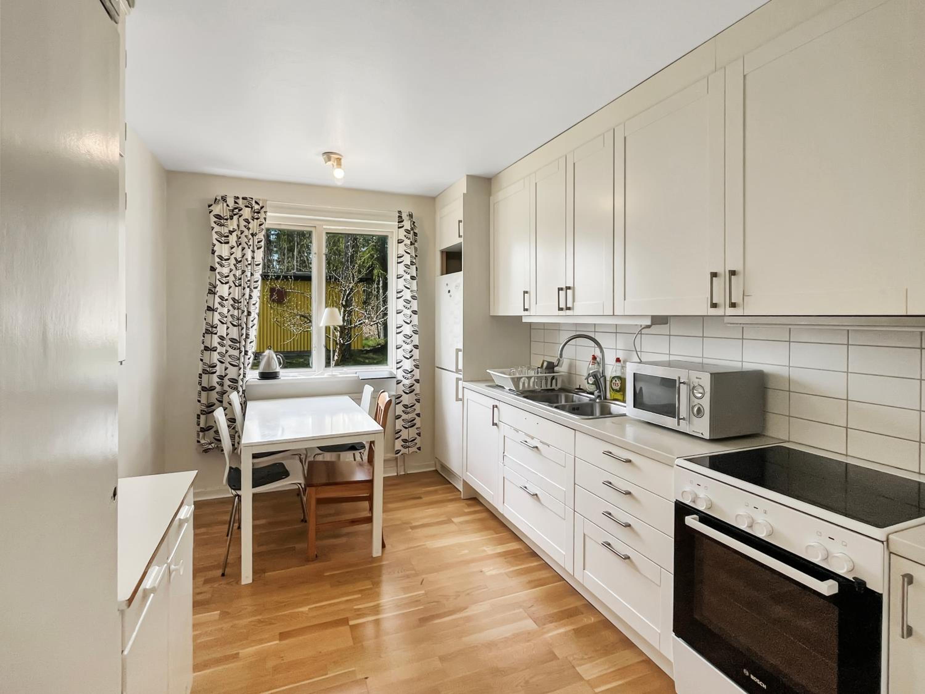 Coparate Housing - Equipped Apartments For Work Crews - Up To 20 Beds! view 3
