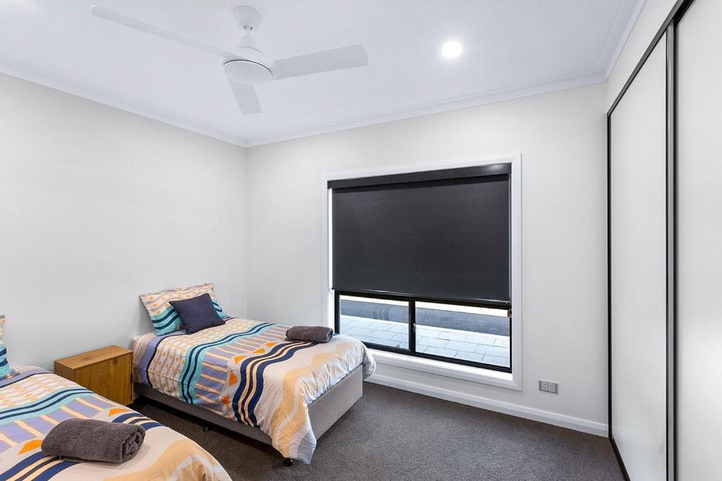 The Lux Country Retreat - large swimming pool - immaculate views and stylish comfort!