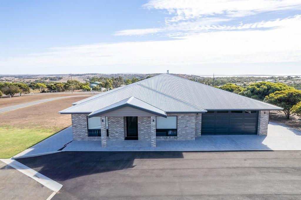 The Lux Country Retreat - large swimming pool - immaculate views and stylish comfort!