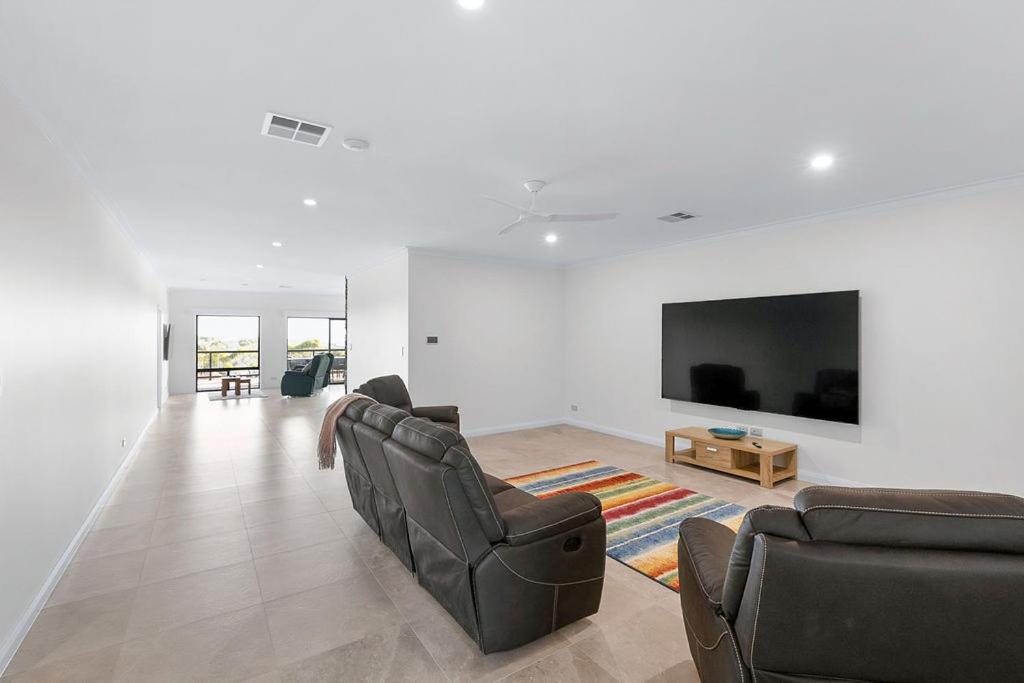 The Lux Country Retreat - large swimming pool - immaculate views and stylish comfort!