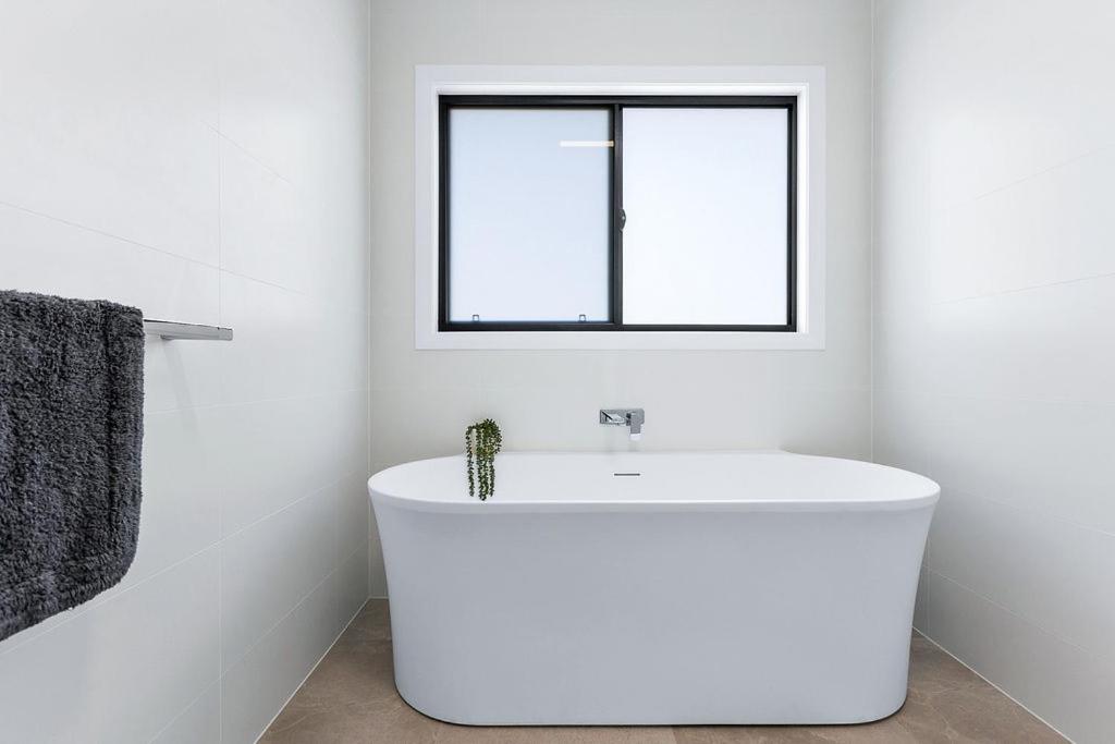The Lux Country Retreat - large swimming pool - immaculate views and stylish comfort!