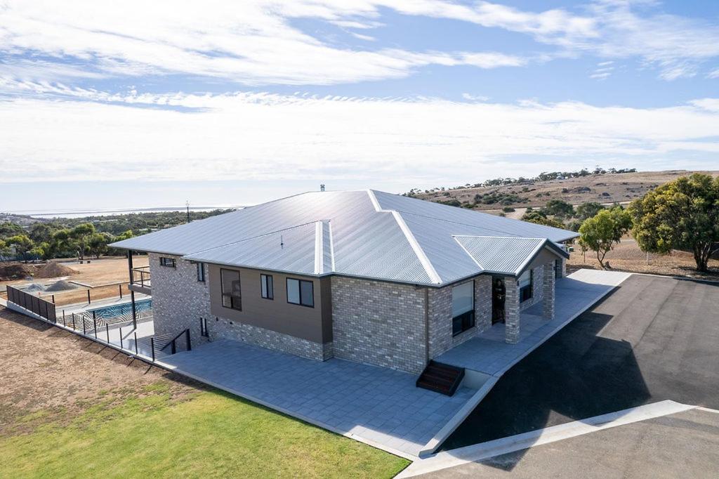 The Lux Country Retreat - large swimming pool - immaculate views and stylish comfort!