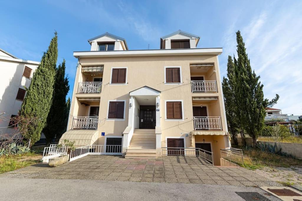 Apartment Olive with wonderful sea view - 500 m from beach