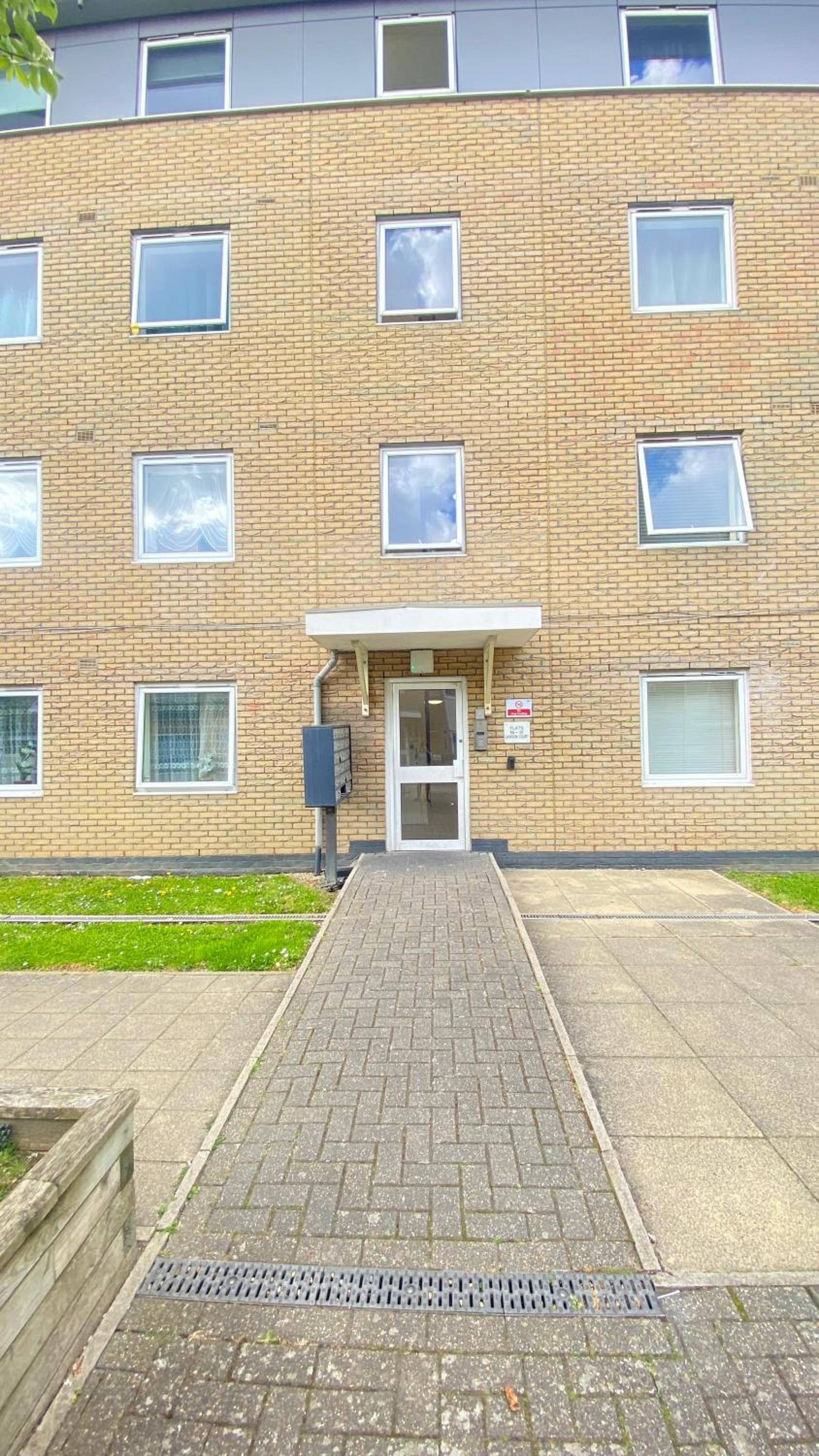 Nice room on the friendly flat