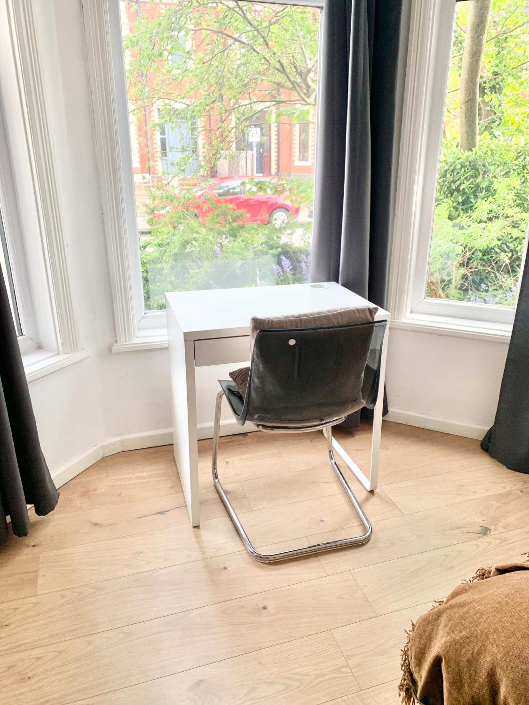Purple Blossom, 2 bed apartment, Wi-Fi, near Didsbury, free parking view 4