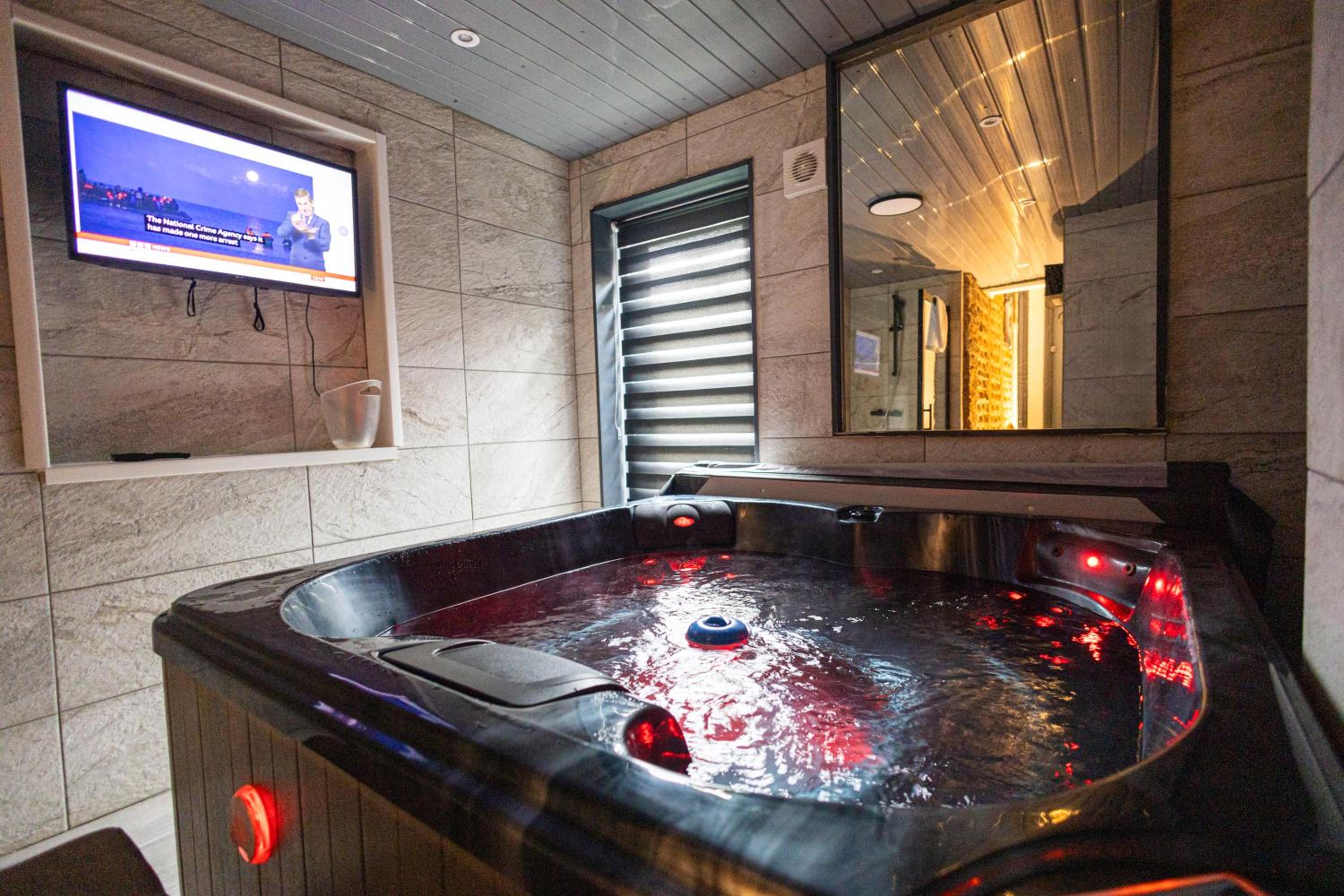 Hotel Elegant 1BR Flat l Jacuzzi l Prime London Location - Image 1