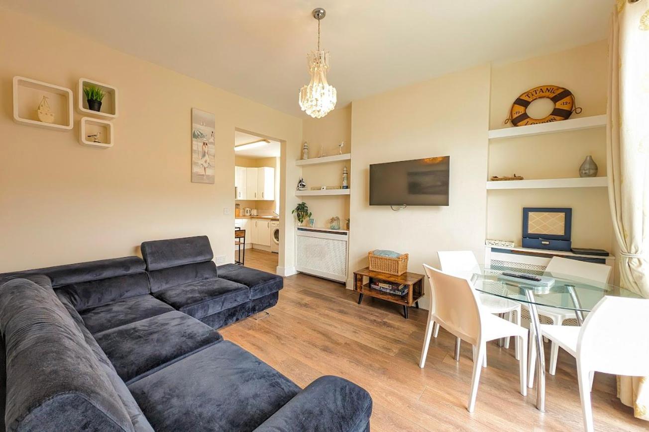 Town Centre House for 6 Guests view 2