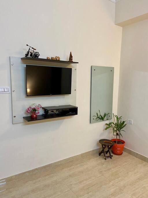 Blue Heart Home~1BHK Luxury & Cosy Flat in Tapovan view 2