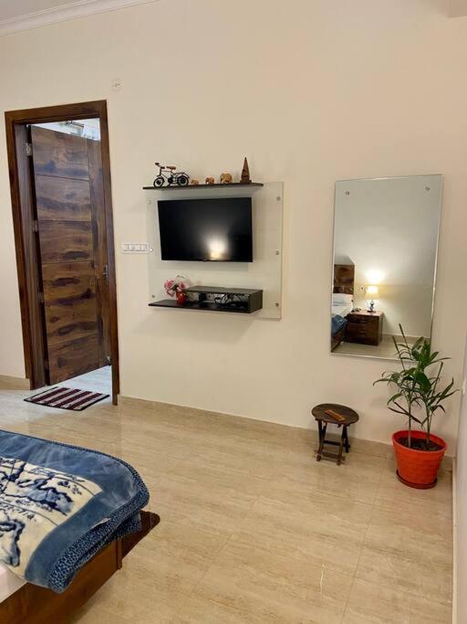 Blue Heart Home~1BHK Luxury & Cosy Flat in Tapovan view 5