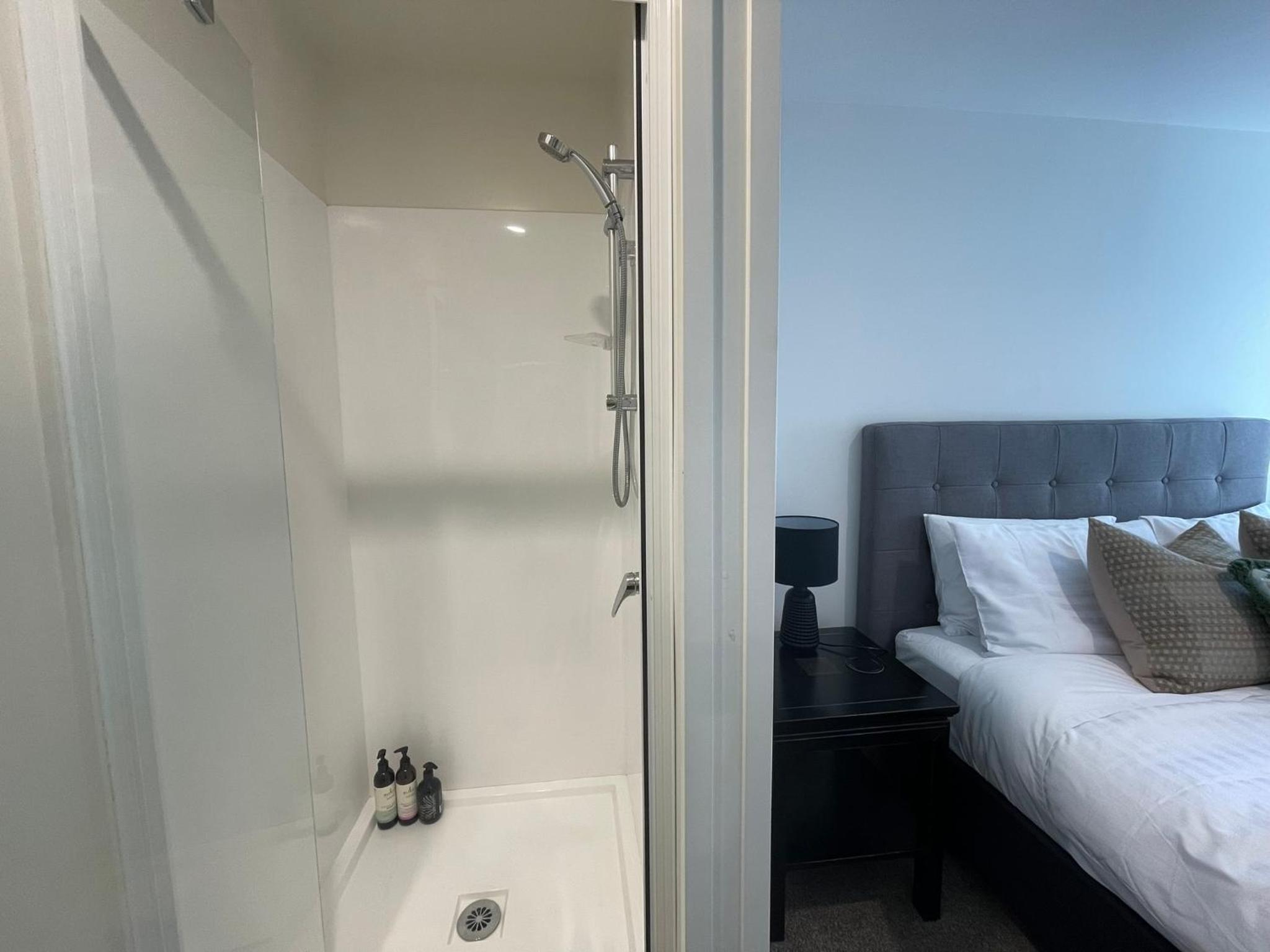 Luxury CBD 1 Bedroom Apartment with Free Parking view 3