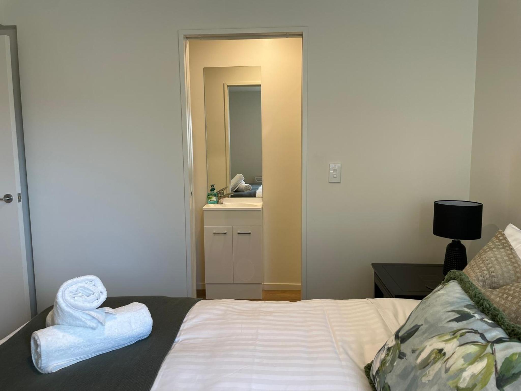 Luxury CBD 1 Bedroom Apartment with Free Parking view 2