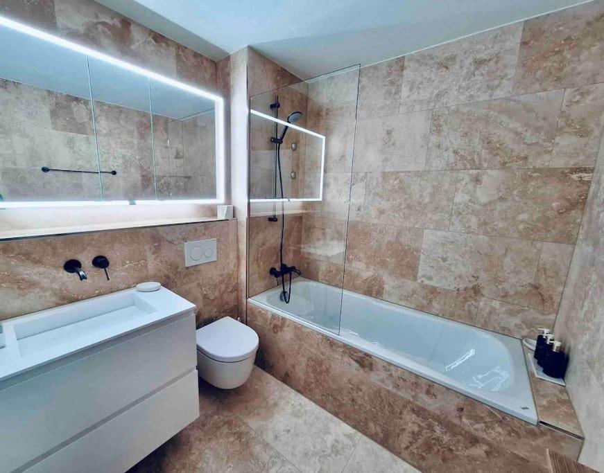 Modern LAAX apt, Swimming Pools, Wellness & Tennis