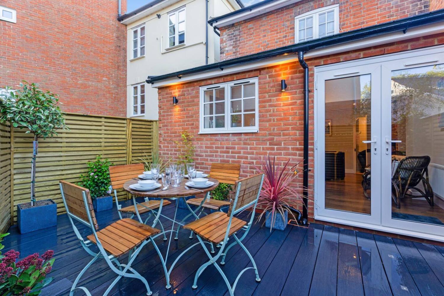 2-Bedroom Stylish & Gorgeous, Cosy Westgate Cottage Retreat, Central Winchester, Free On-Street Parking Permit, with Garden, Close to Cathedral - Sleeps 6, view 3