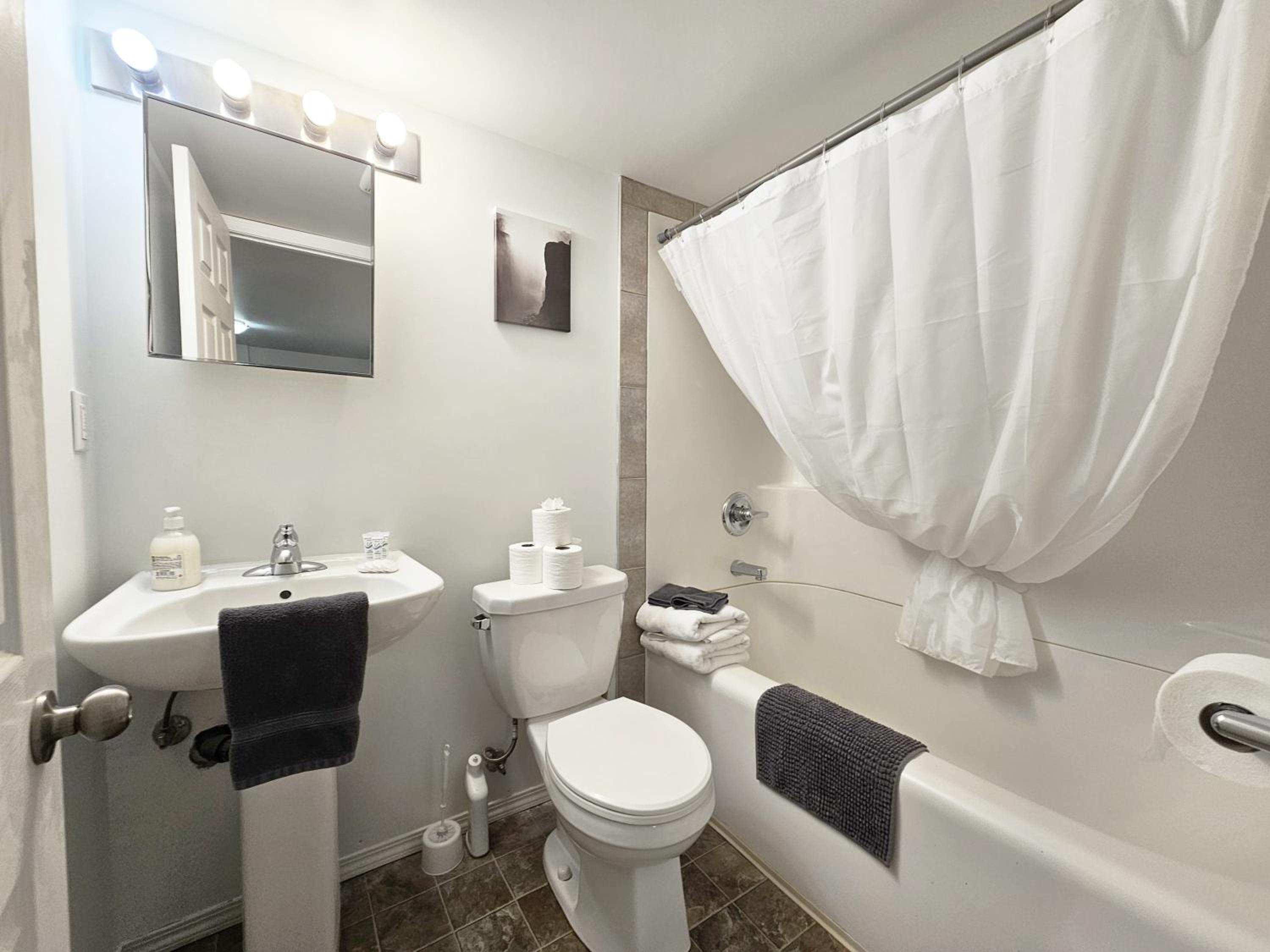 Affordable Double Bed Parking Downtown A plus WiFi