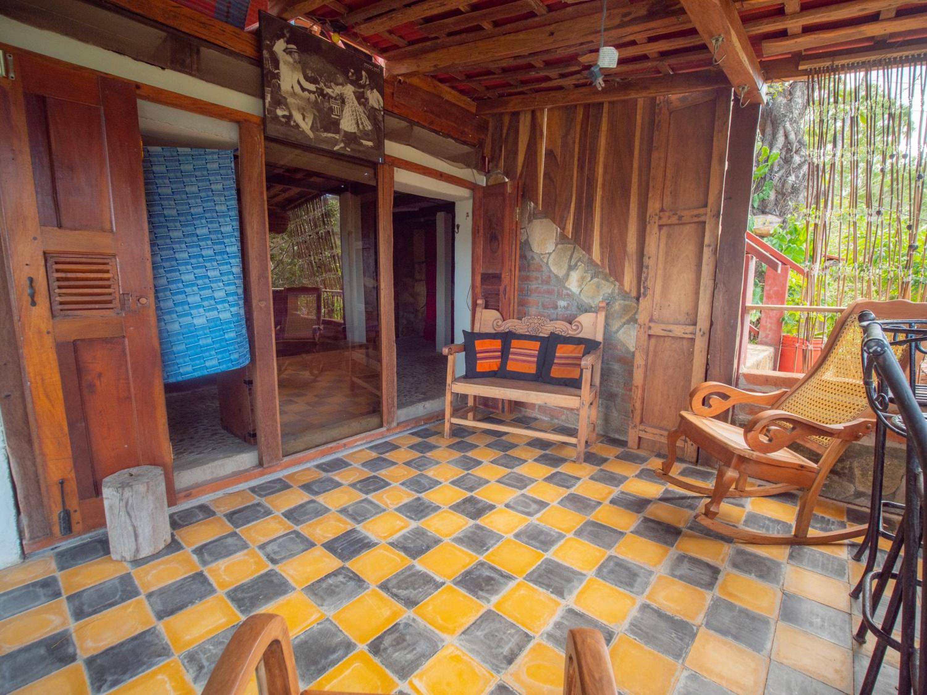 Cozy Apartment, Bayview, 3 blocks to beach/center view 3
