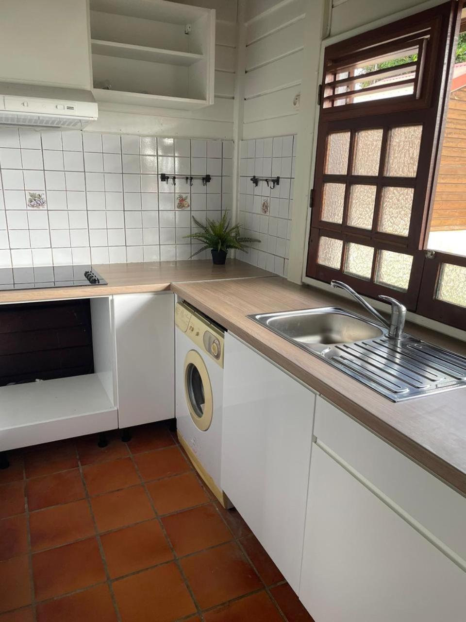 Bungalow Faula , 2 chambres climatisées à 5 mins à pied de la plage Pointe Faula, jaccuzi , wifi , jardin , parking gratuit , sans vis-à-vis view 2