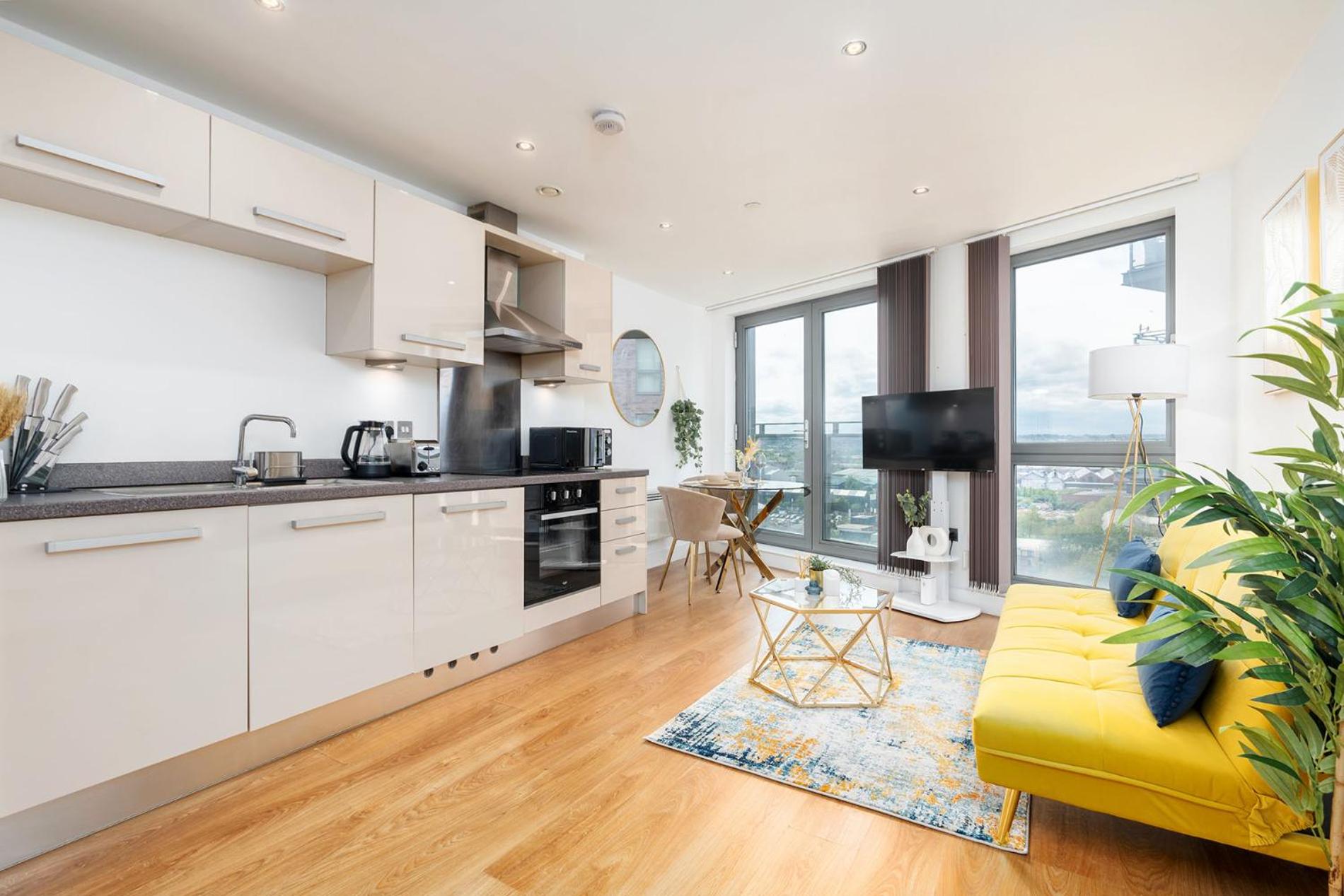Exclusive Apartment - Free Parking -WiFi Netflix- Juliet Balcony -Fully Equipped for Extended Stays view 4