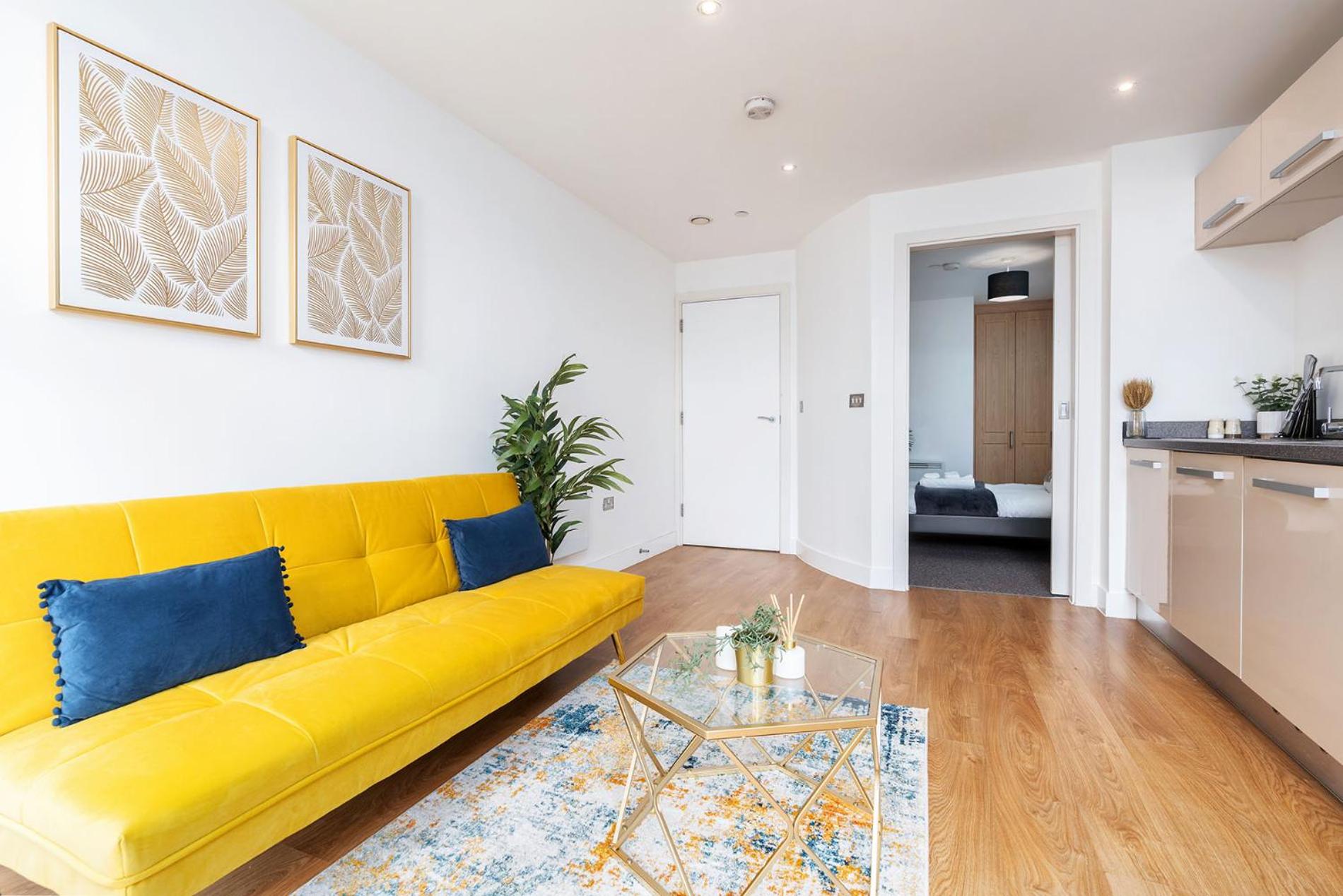 Exclusive Apartment - Free Parking -WiFi Netflix- Juliet Balcony -Fully Equipped for Extended Stays view 3