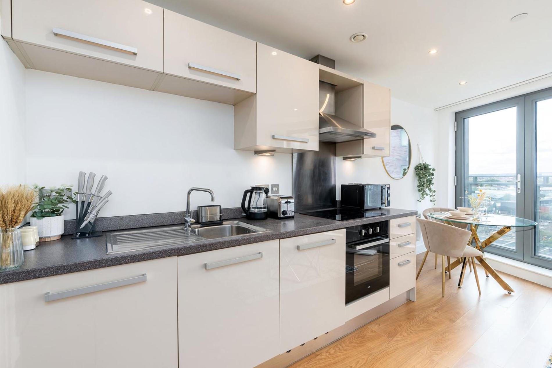 Exclusive Apartment - Free Parking -WiFi Netflix- Juliet Balcony -Fully Equipped for Extended Stays view 2