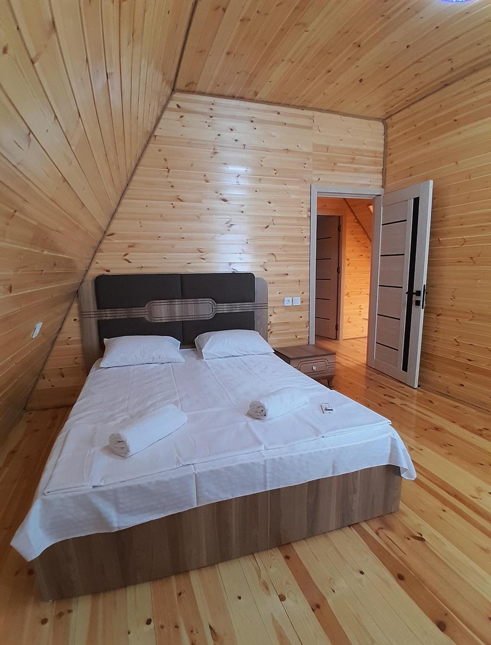 İndoor Hot Pool Mountain View Chalet