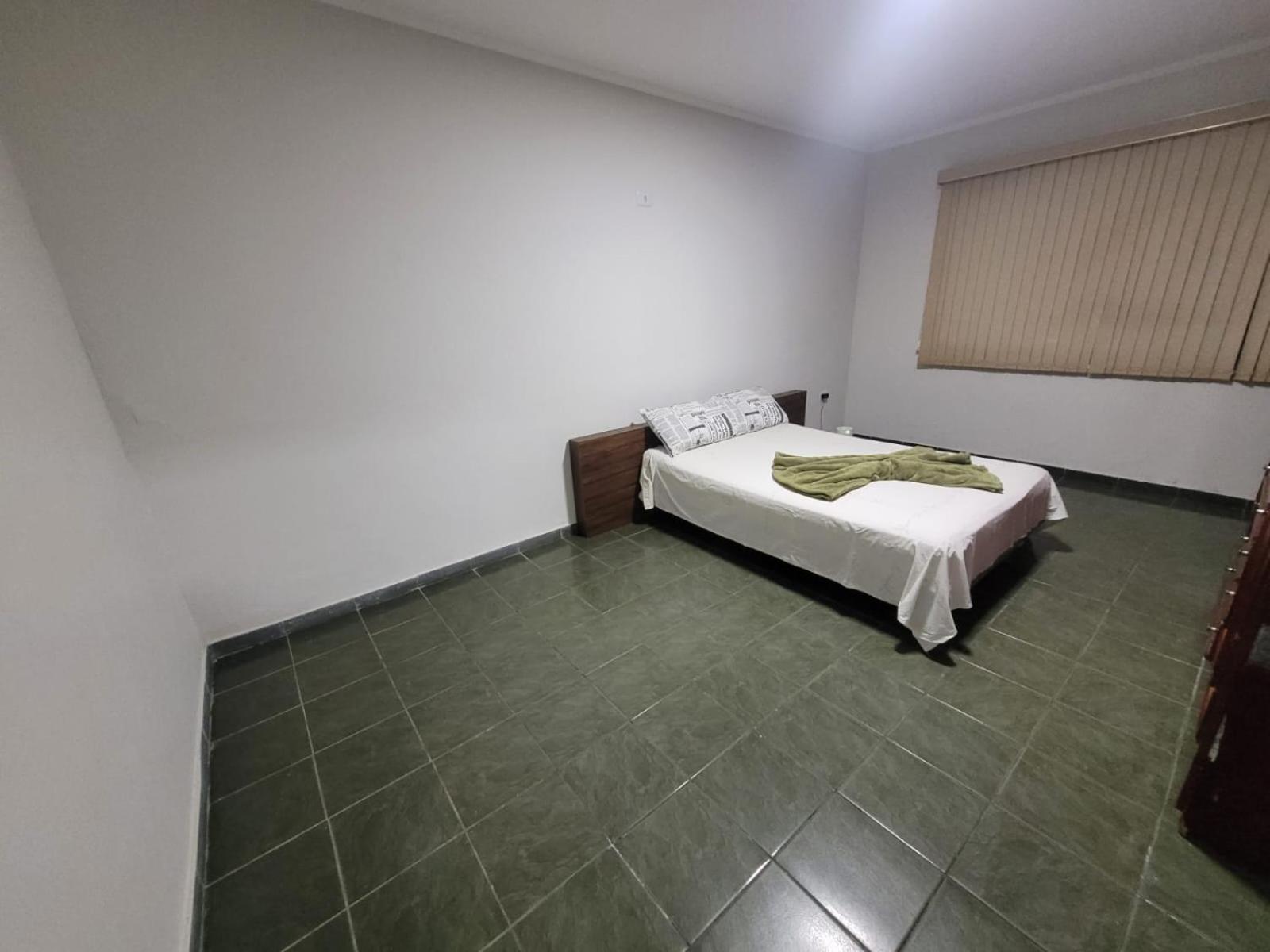 Casa com dois quartos,dois banheiros,sendo uma suíte,sala de estar cozinha e garagem