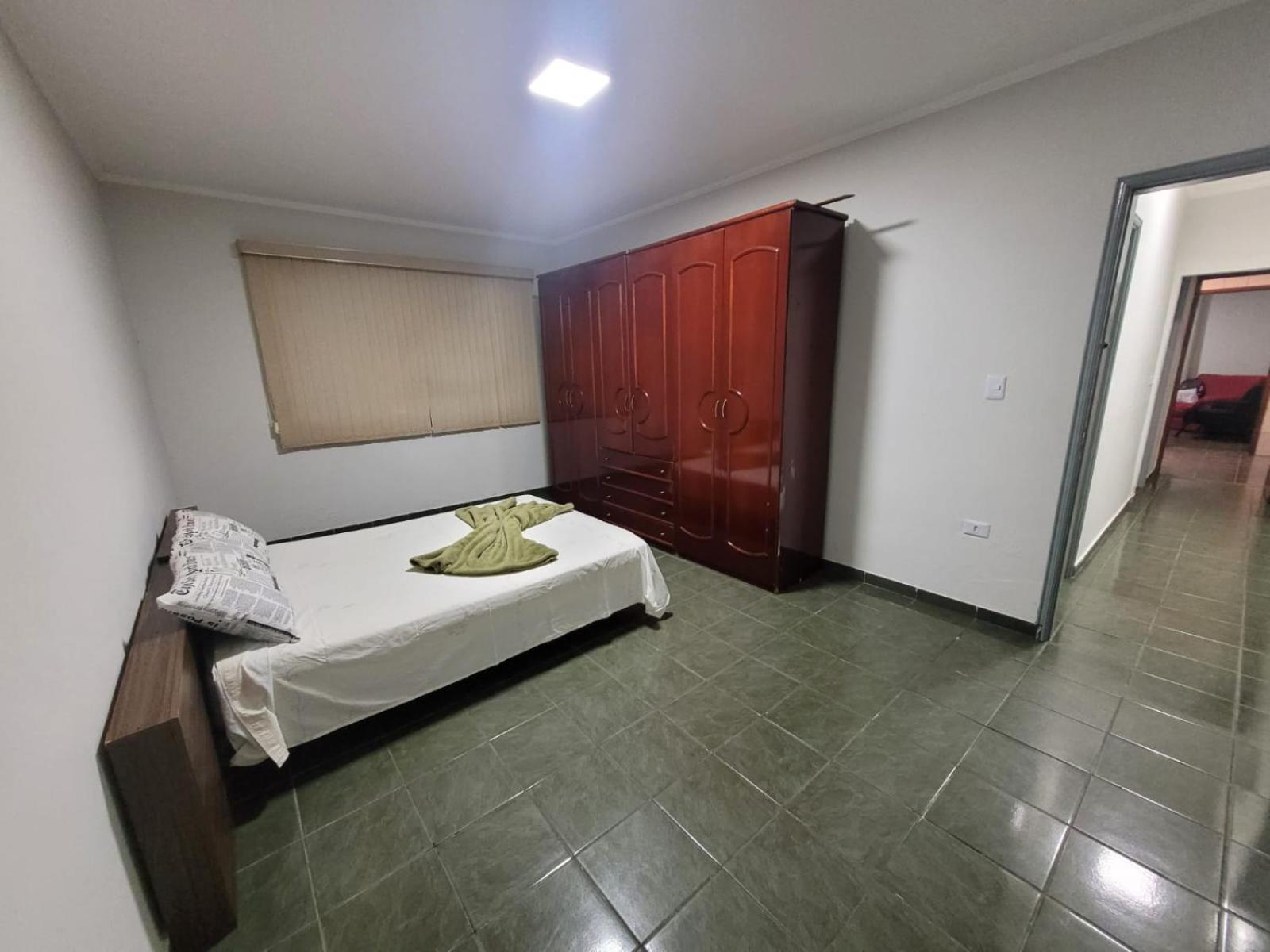 Casa com dois quartos,dois banheiros,sendo uma suíte,sala de estar cozinha e garagem