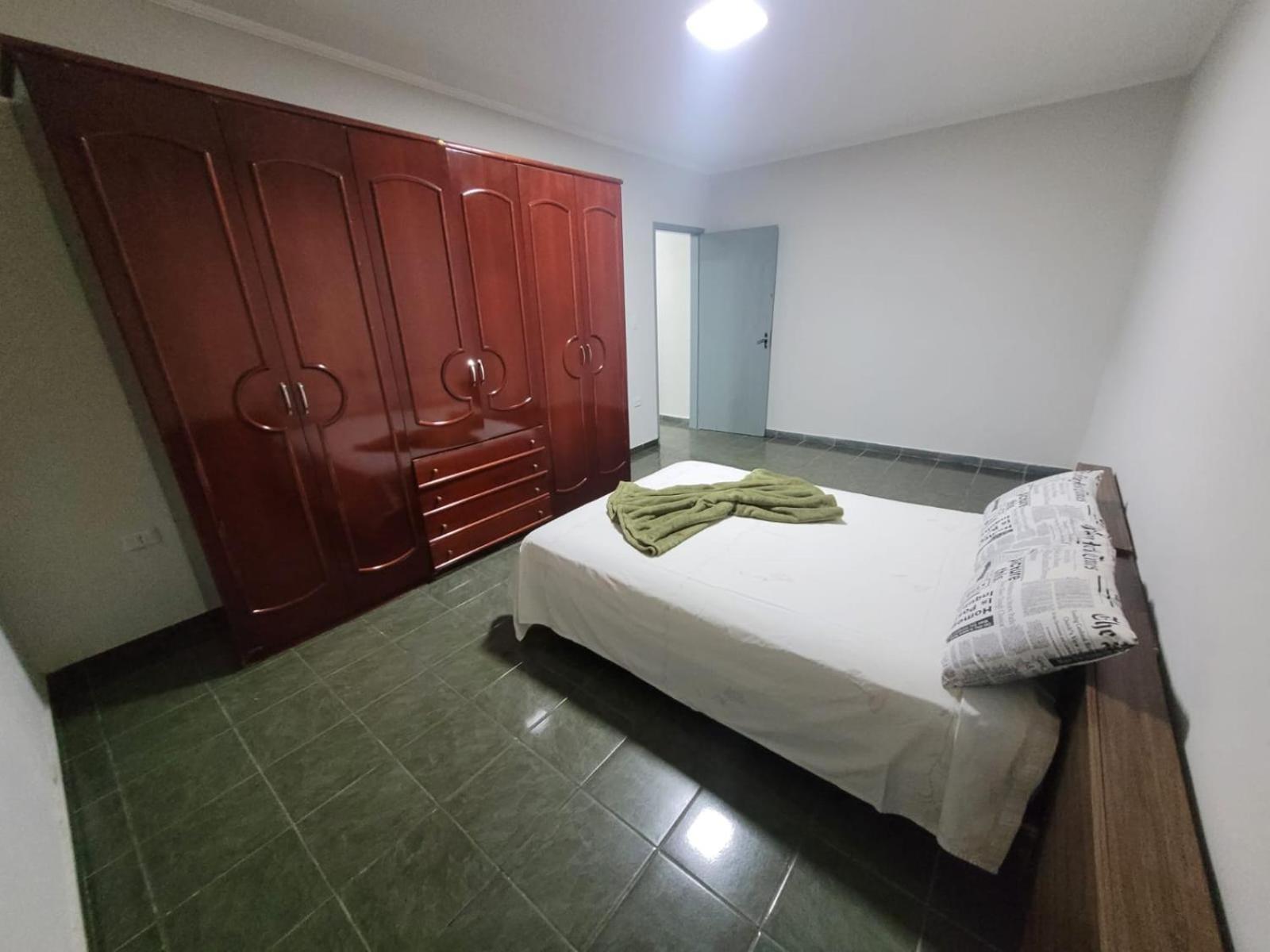 Casa com dois quartos,dois banheiros,sendo uma suíte,sala de estar cozinha e garagem