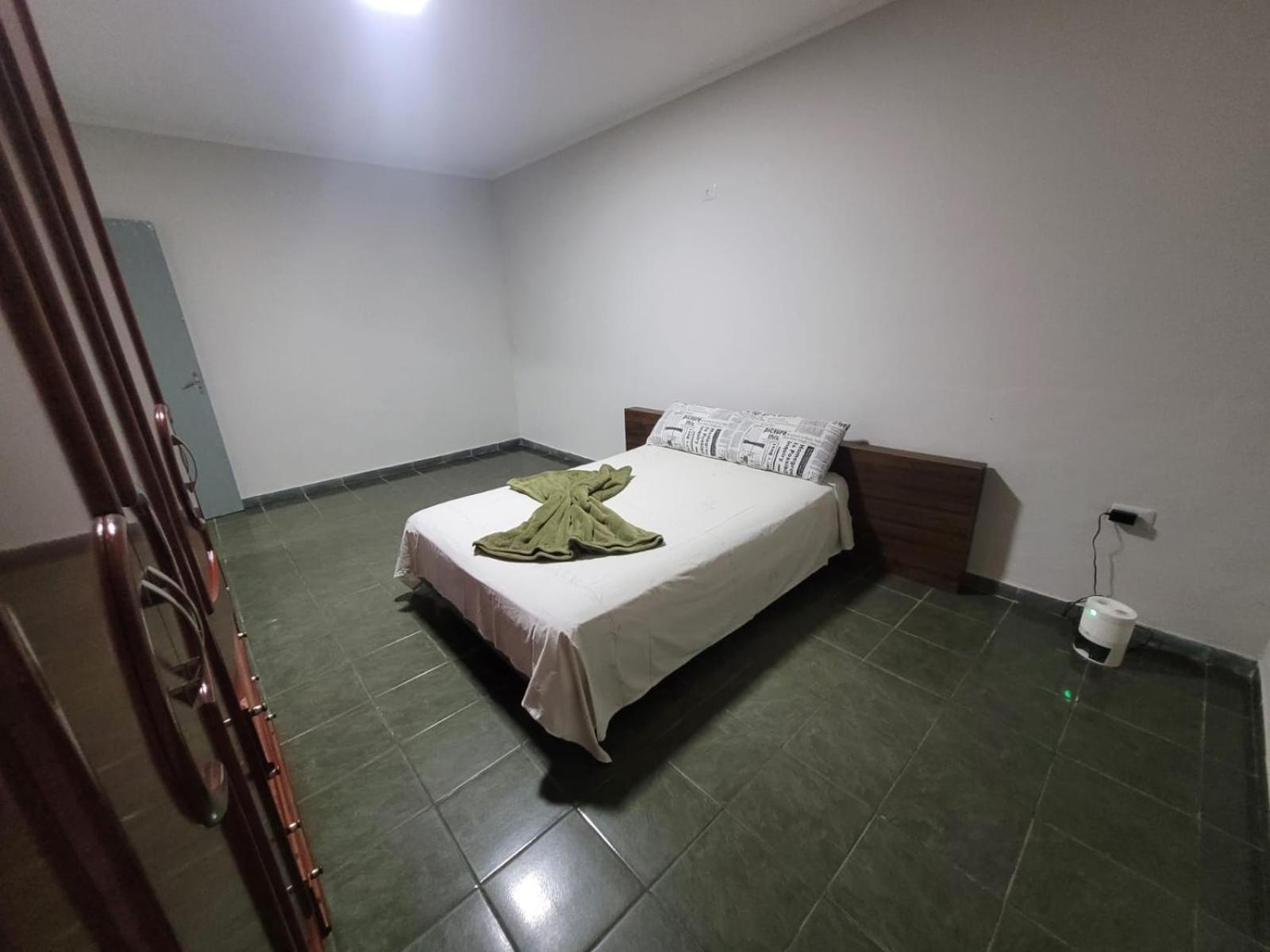 Casa com dois quartos,dois banheiros,sendo uma suíte,sala de estar cozinha e garagem