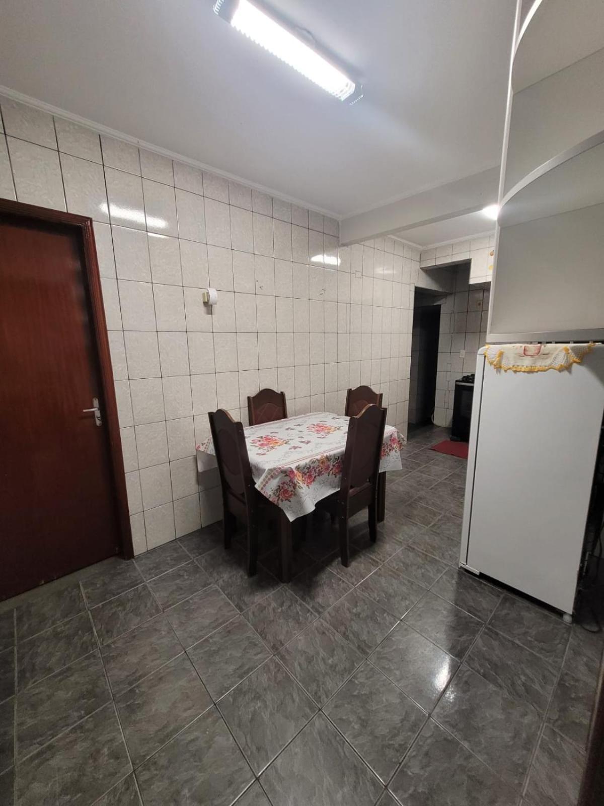 Casa com dois quartos,dois banheiros,sendo uma suíte,sala de estar cozinha e garagem