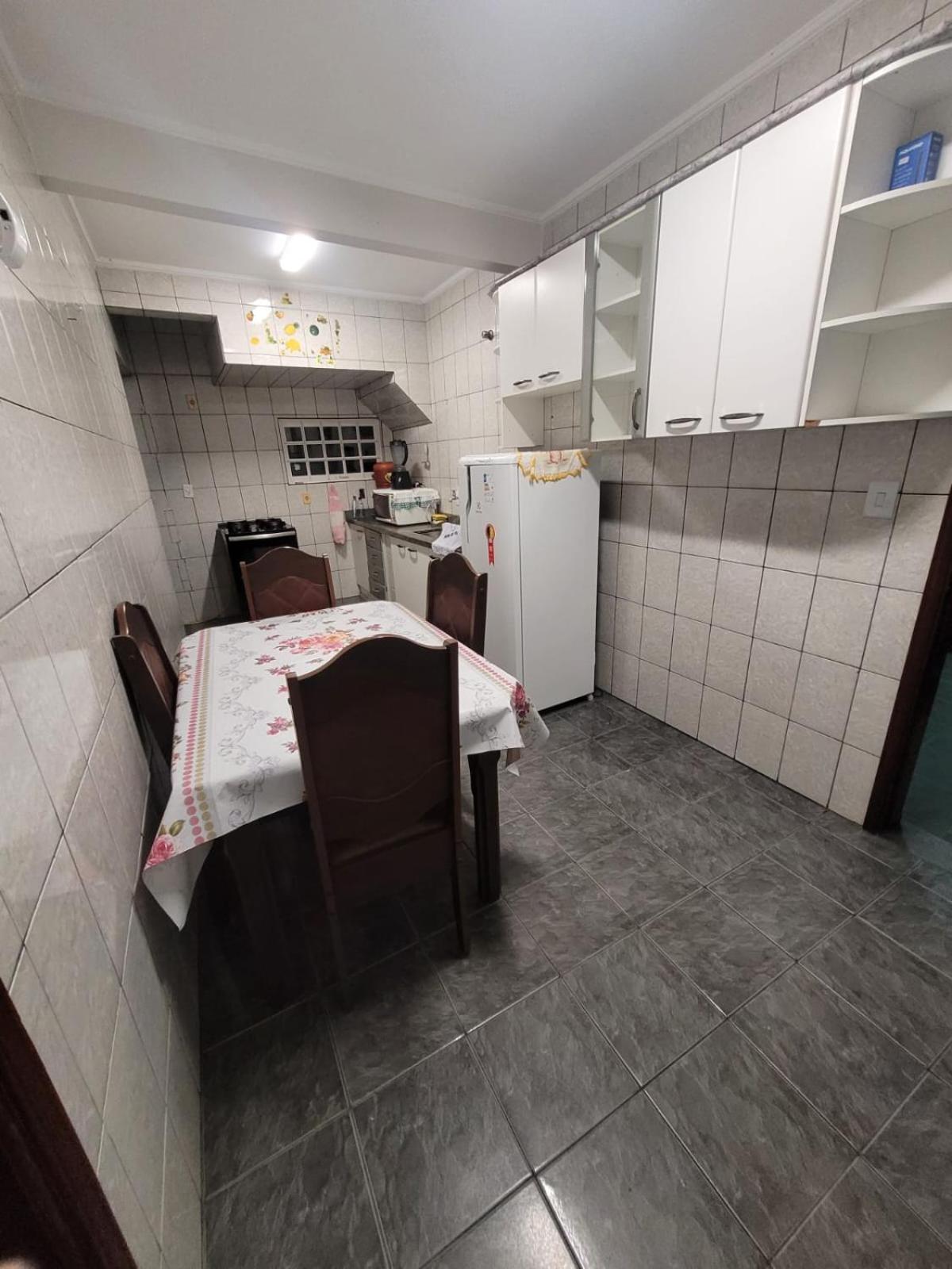 Casa com dois quartos,dois banheiros,sendo uma suíte,sala de estar cozinha e garagem