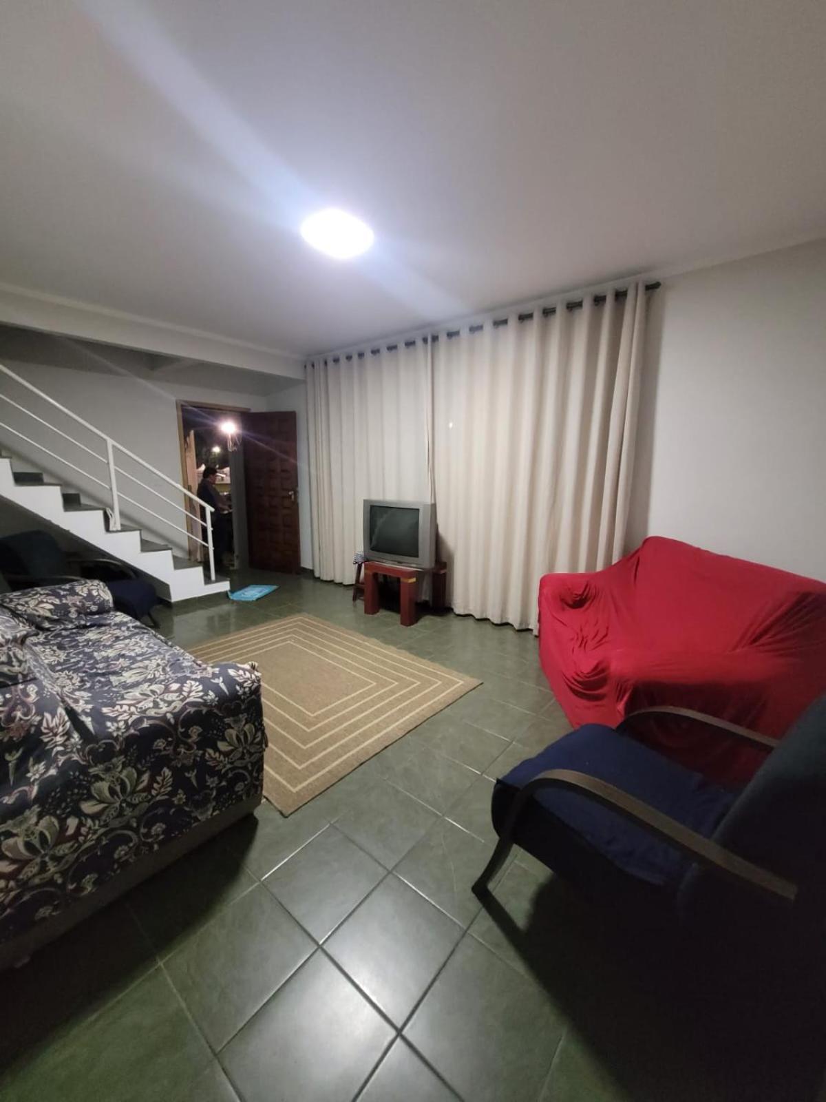 Casa com dois quartos,dois banheiros,sendo uma suíte,sala de estar cozinha e garagem