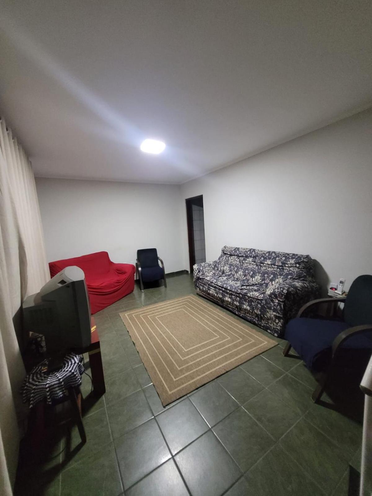 Casa com dois quartos,dois banheiros,sendo uma suíte,sala de estar cozinha e garagem