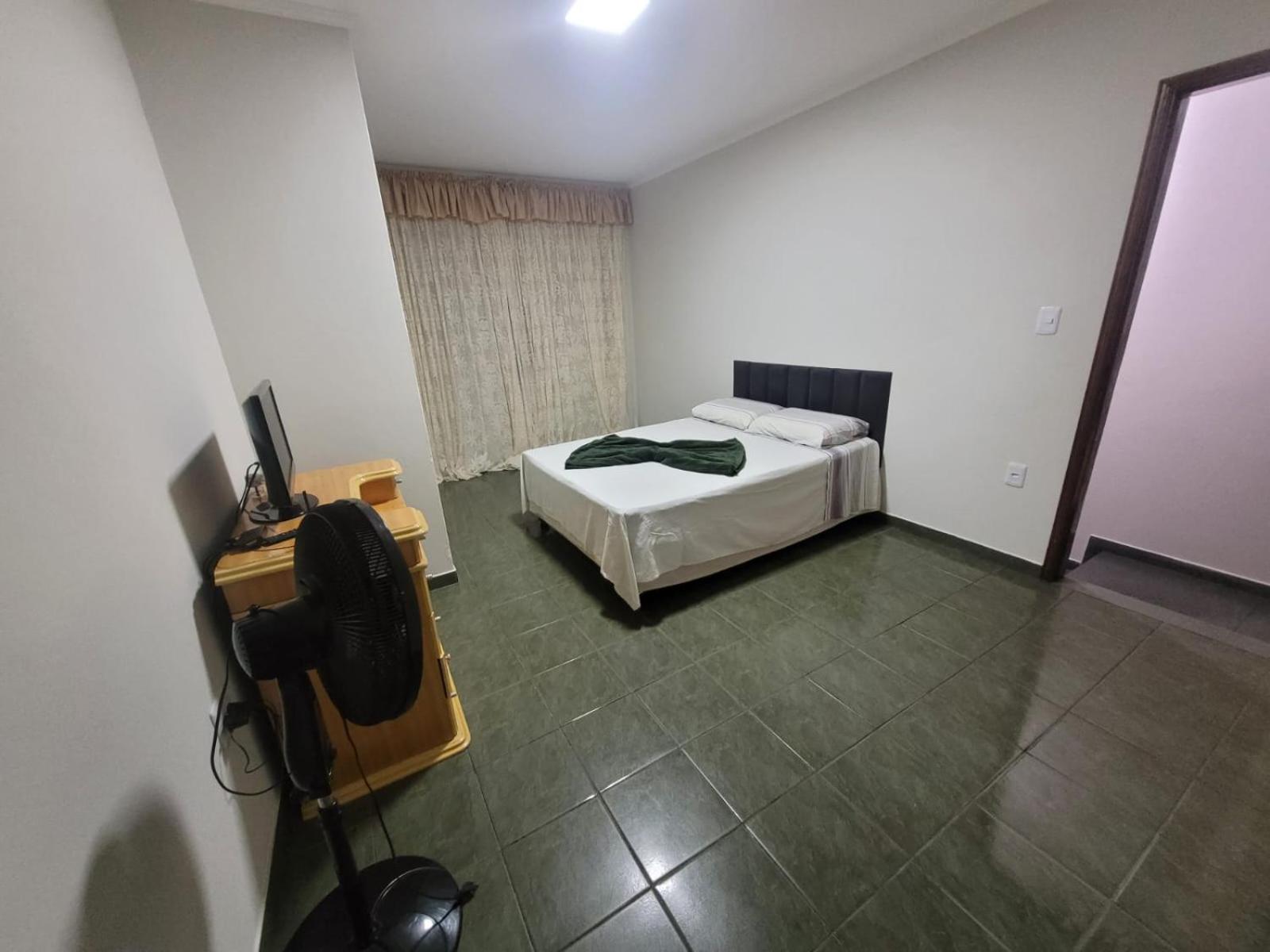 Casa com dois quartos,dois banheiros,sendo uma suíte,sala de estar cozinha e garagem