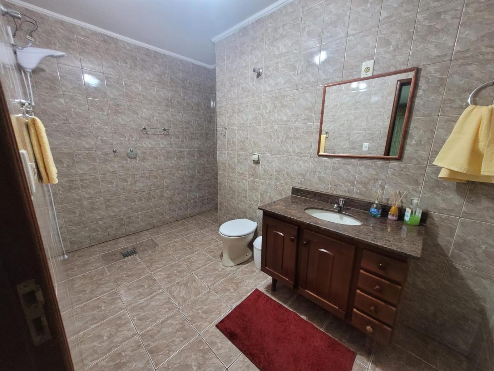 Casa com dois quartos,dois banheiros,sendo uma suíte,sala de estar cozinha e garagem