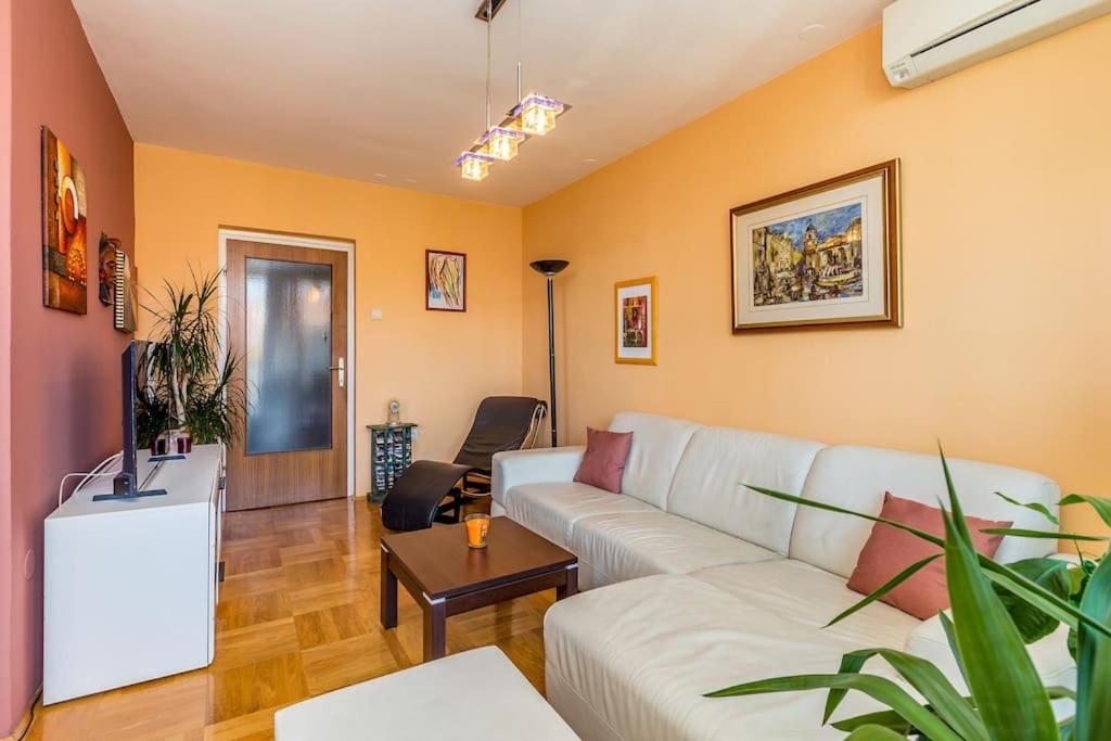 Apartment Orange with sea view & free parking view 3