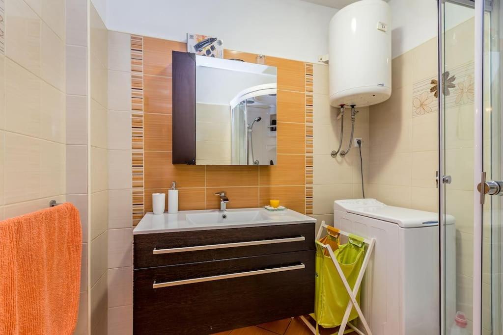 Apartment Orange with sea view & free parking view 5