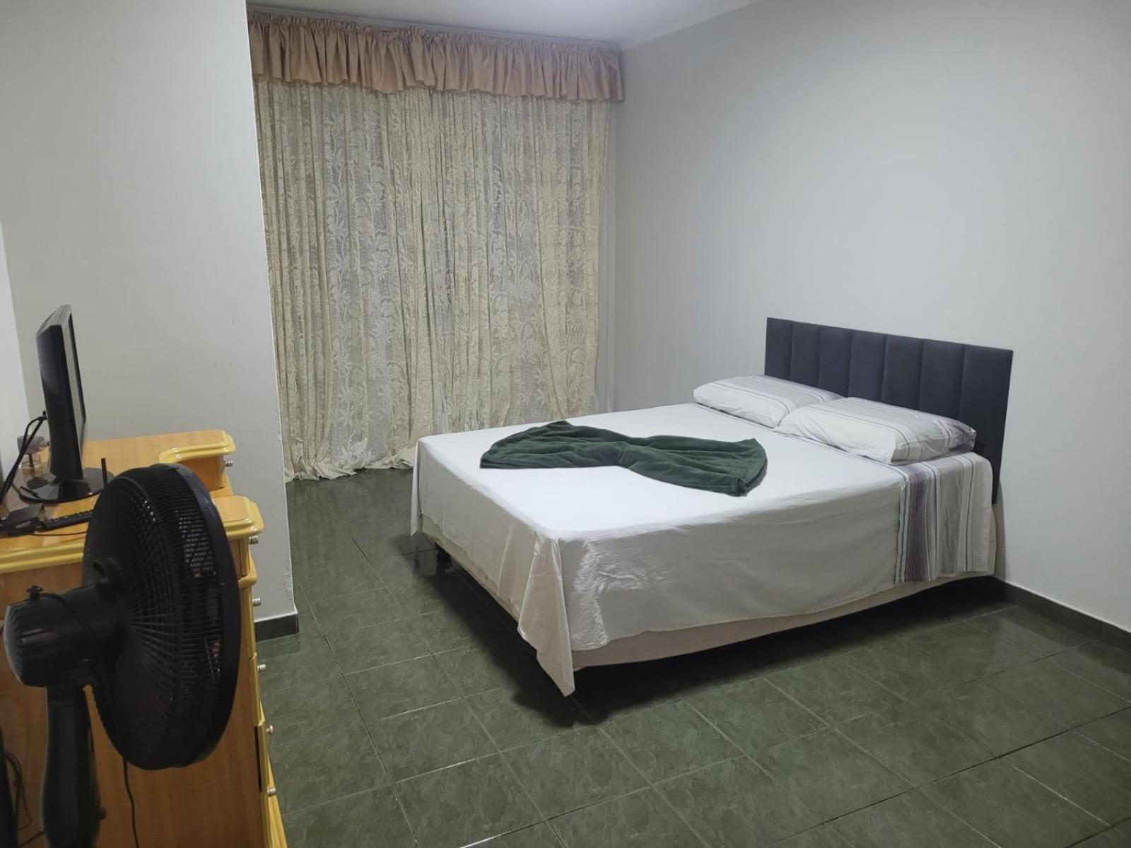 Casa com dois quartos,dois banheiros,sendo uma suíte,sala de estar cozinha e garagem