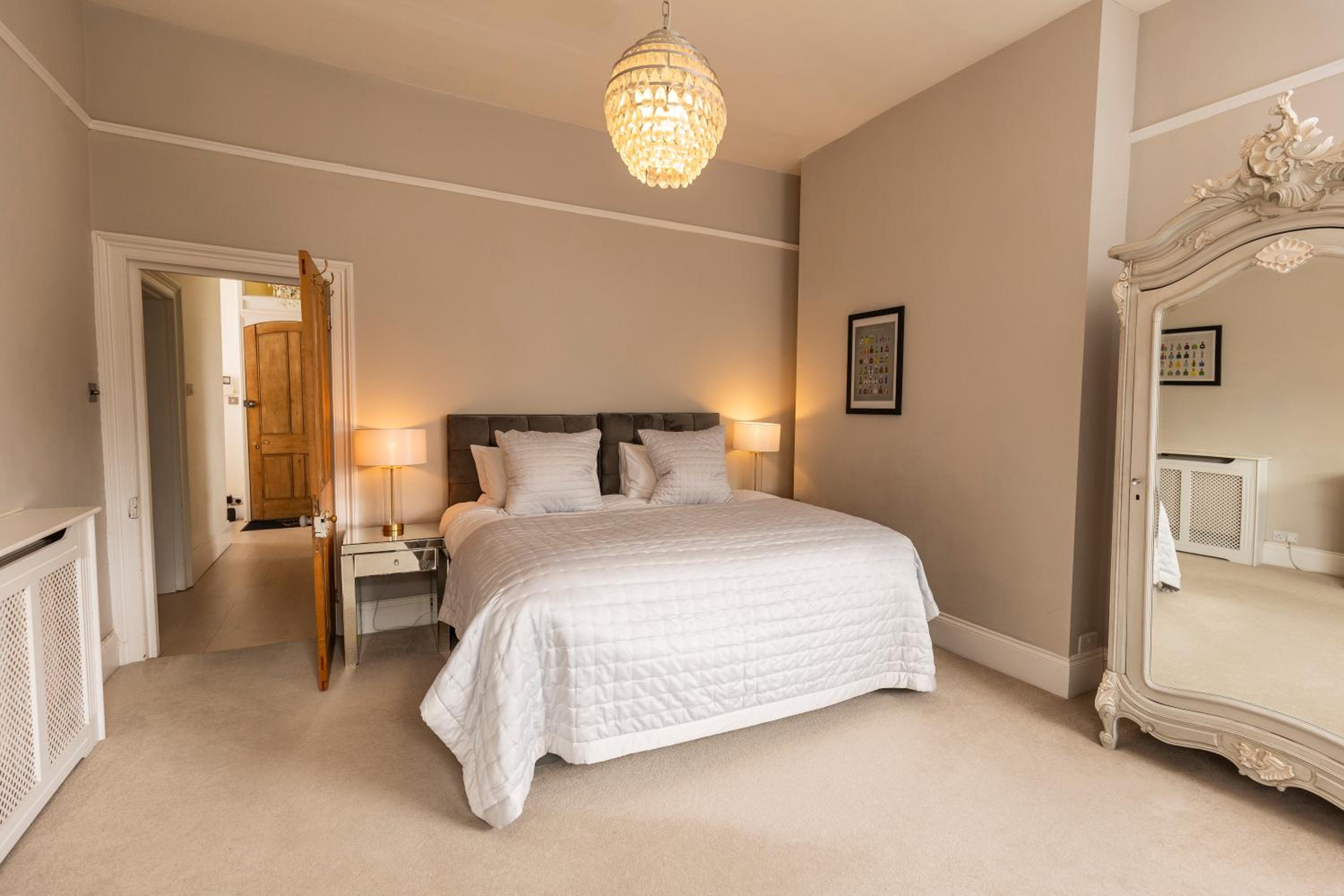 Queens Circus - Cheltenham Accommodation view 4