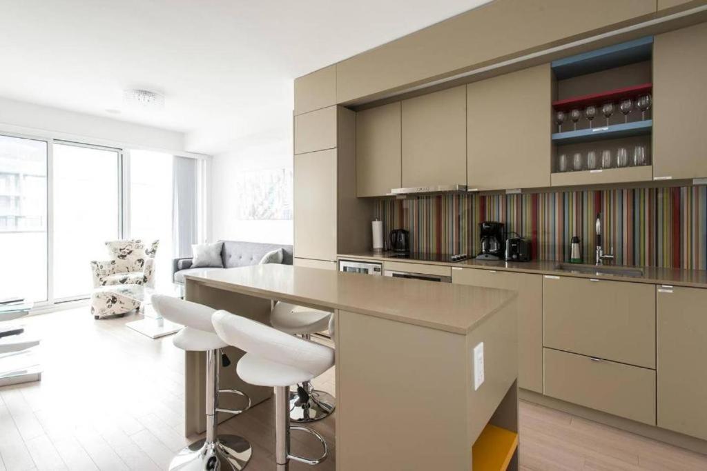 Luxury 1Br Apartment across TIFF Bell Lightbox