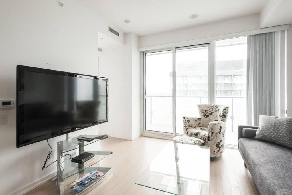 Luxury 1Br Apartment across TIFF Bell Lightbox