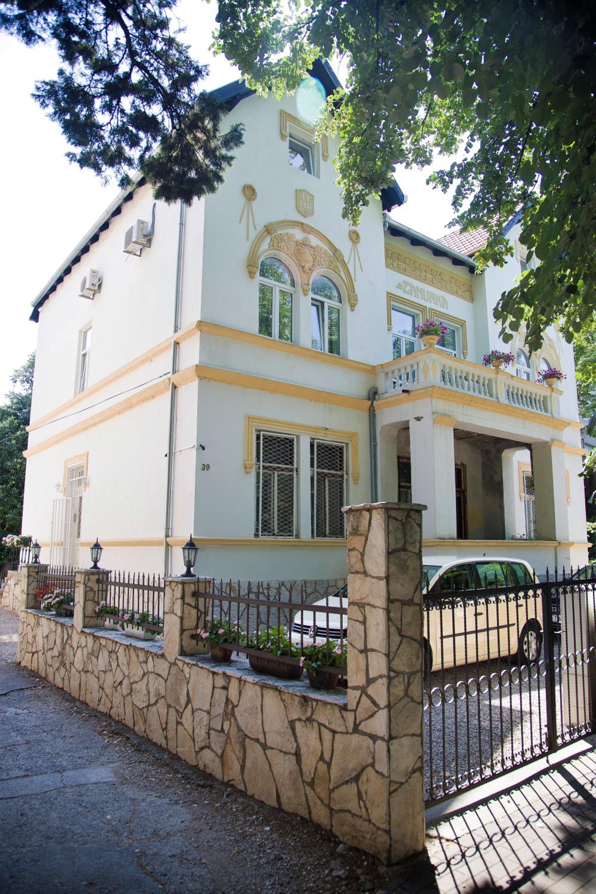 Photo 8