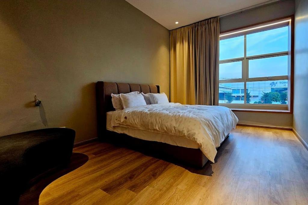 Large 11 Pax BIG Group Adult Stay, 5 BR, Alma BM, Weddding, Gathering, Work Stay