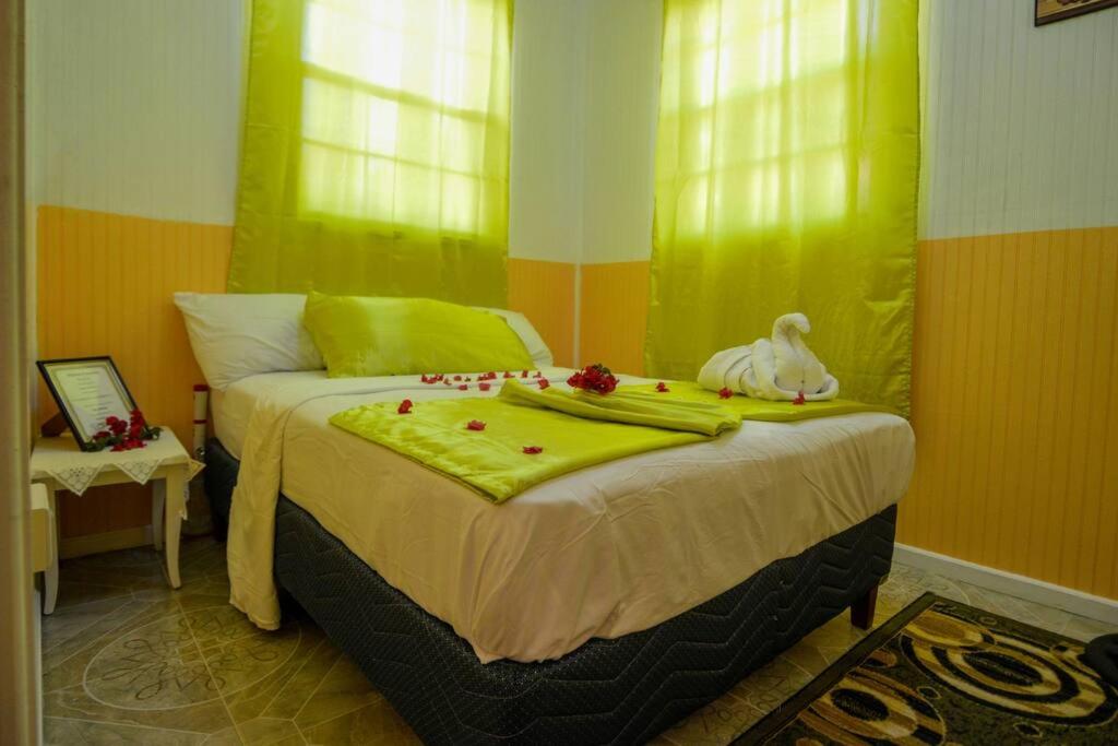 River Breeze Villa, 5 minutes to beach and town view 4
